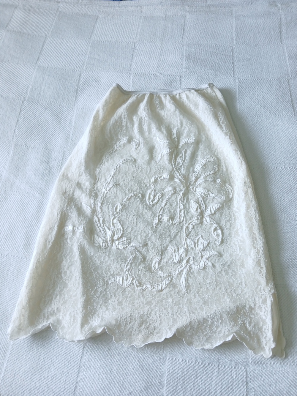 Vintage Half Slip Lace Overlay w Satin Applique Ivory Waist 22 inches Size XS?